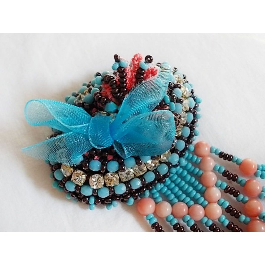 Naiad broche geborduurd met edelsteen kralen (Turkoois en Koraal), kristallen, koeienhuid en rocailles.