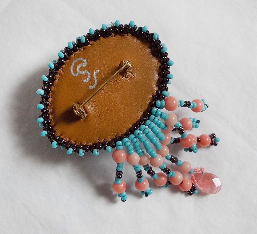 Naiad broche geborduurd met edelsteen kralen (Turkoois en Koraal), kristallen, koeienhuid en rocailles.
