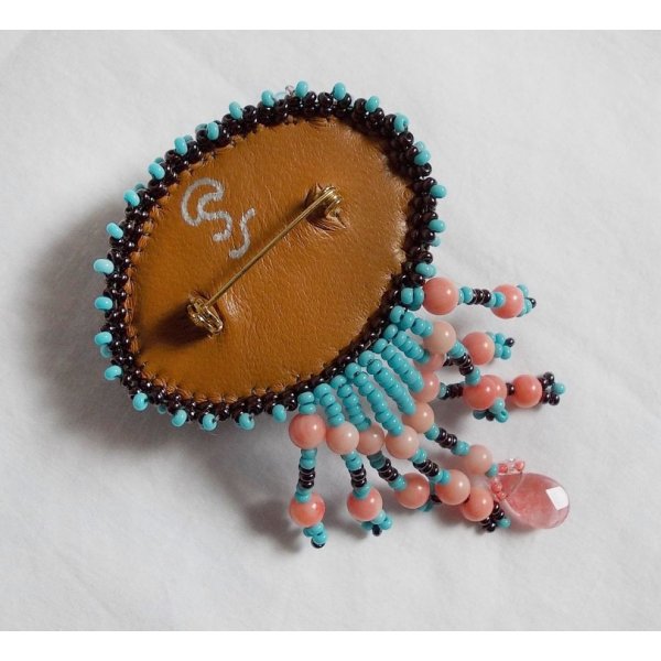 Naiad broche geborduurd met edelsteen kralen (Turkoois en Koraal), kristallen, koeienhuid en rocailles.