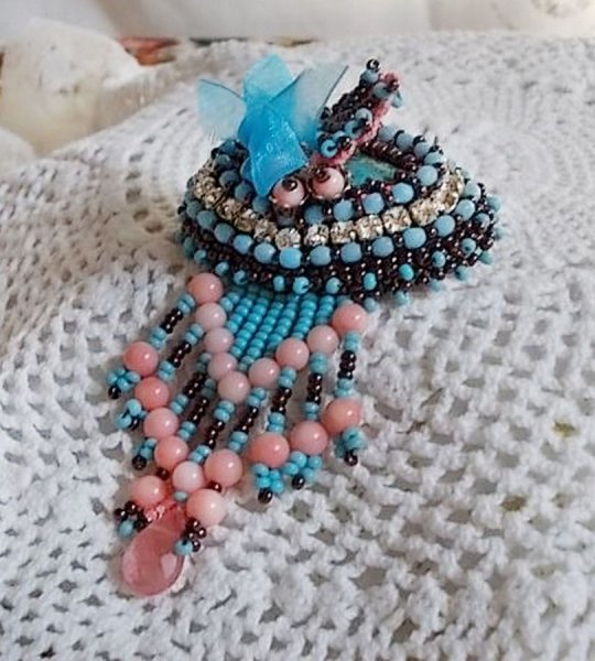 Naiad broche geborduurd met edelsteen kralen (Turkoois en Koraal), kristallen, koeienhuid en rocailles.