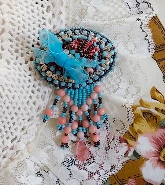 Naiad broche geborduurd met edelsteen kralen (Turkoois en Koraal), kristallen, koeienhuid en rocailles.