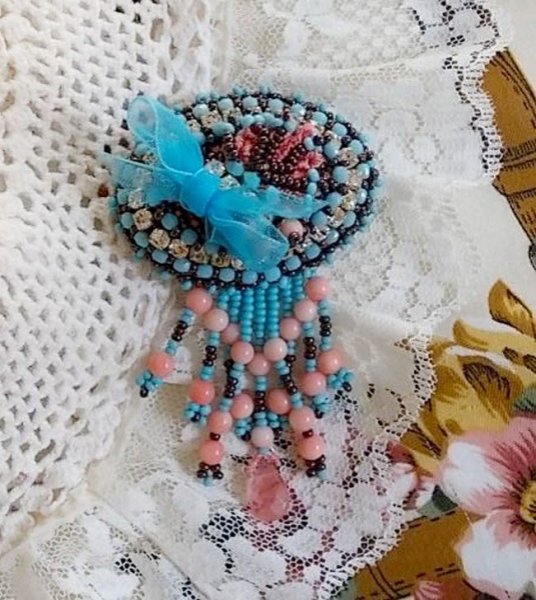 Naiad broche geborduurd met edelsteen kralen (Turkoois en Koraal), kristallen, koeienhuid en rocailles.