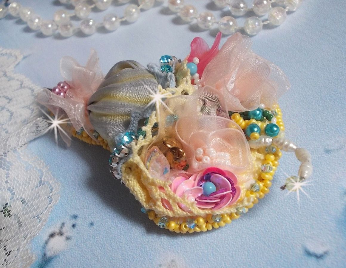 Bloemparaplu broche geborduurd met Grijs/Geel zijden lint, Swarovski kristallen, Lucite bloemen, Parelmoer kralen, kant en rocailles.