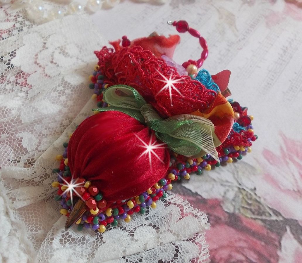 Ruby Umbrella Broche geborduurd met Rood zijden lint, Swarovski kristallen, Lucite bloemen, Boheemse glaskralen en rocailles.