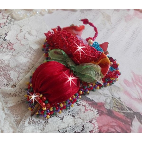 Ruby Umbrella Broche geborduurd met Rood zijden lint, Swarovski kristallen, Lucite bloemen, Boheemse glaskralen en rocailles.