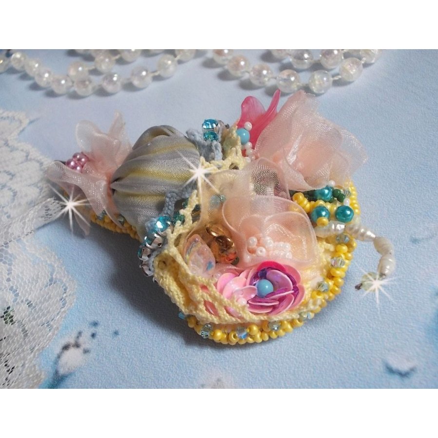 Bloemparaplu broche geborduurd met Grijs/Geel zijden lint, Swarovski kristallen, Lucite bloemen, Parelmoer kralen, kant en rocailles.