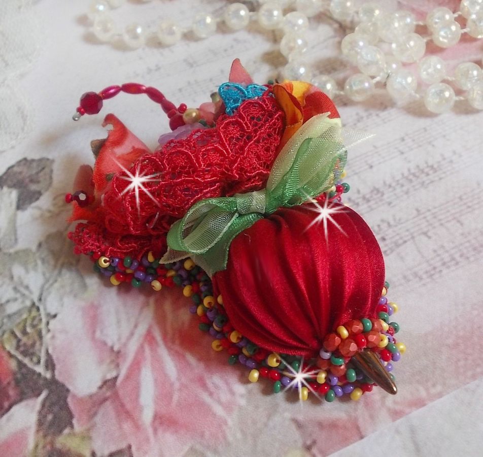 Ruby Umbrella Broche geborduurd met Rood zijden lint, Swarovski kristallen, Lucite bloemen, Boheemse glaskralen en rocailles.