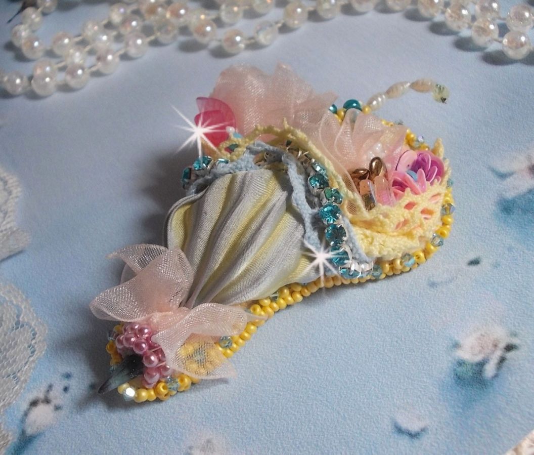 Bloemparaplu broche geborduurd met Grijs/Geel zijden lint, Swarovski kristallen, Lucite bloemen, Parelmoer kralen, kant en rocailles.