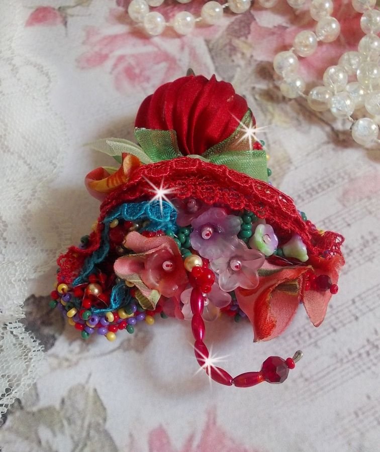 Ruby Umbrella Broche geborduurd met Rood zijden lint, Swarovski kristallen, Lucite bloemen, Boheemse glaskralen en rocailles.