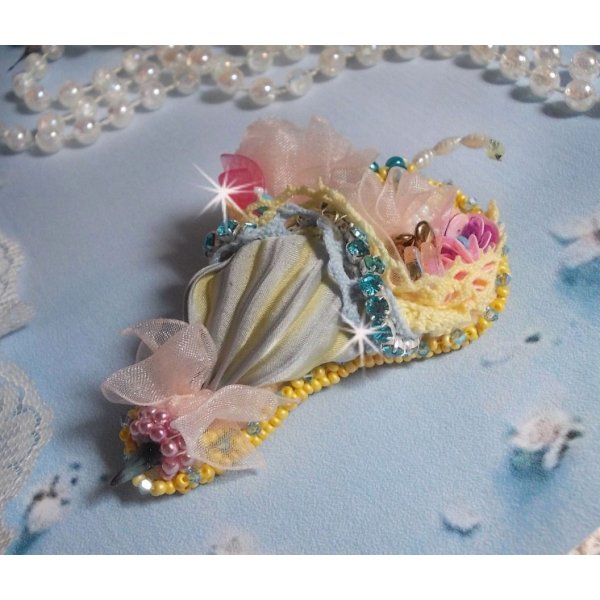 Bloemparaplu broche geborduurd met Grijs/Geel zijden lint, Swarovski kristallen, Lucite bloemen, Parelmoer kralen, kant en rocailles.