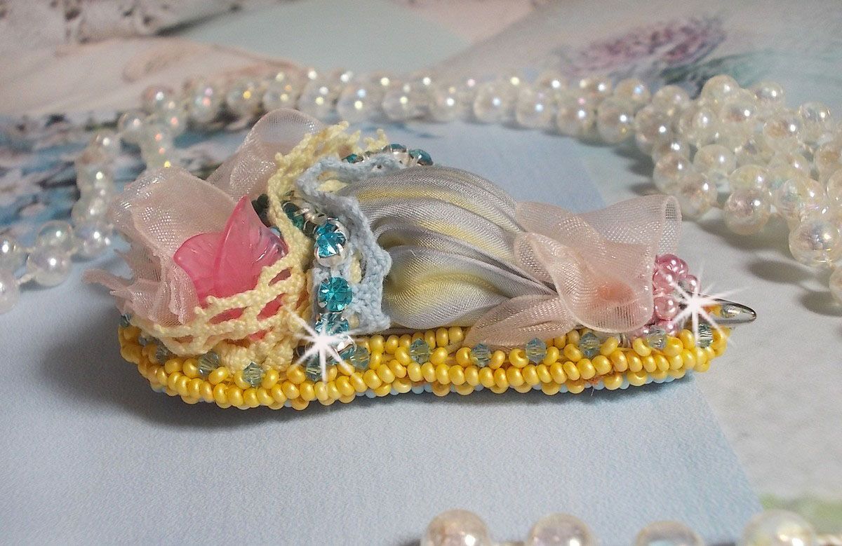 Bloemparaplu broche geborduurd met Grijs/Geel zijden lint, Swarovski kristallen, Lucite bloemen, Parelmoer kralen, kant en rocailles.