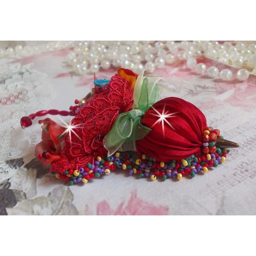 Ruby Umbrella Broche geborduurd met Rood zijden lint, Swarovski kristallen, Lucite bloemen, Boheemse glaskralen en rocailles.