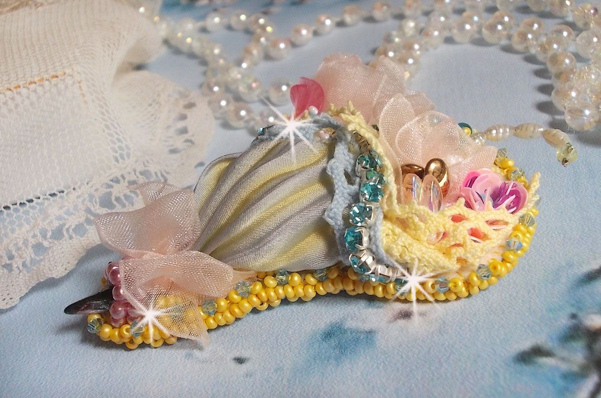 Bloemparaplu broche geborduurd met Grijs/Geel zijden lint, Swarovski kristallen, Lucite bloemen, Parelmoer kralen, kant en rocailles.