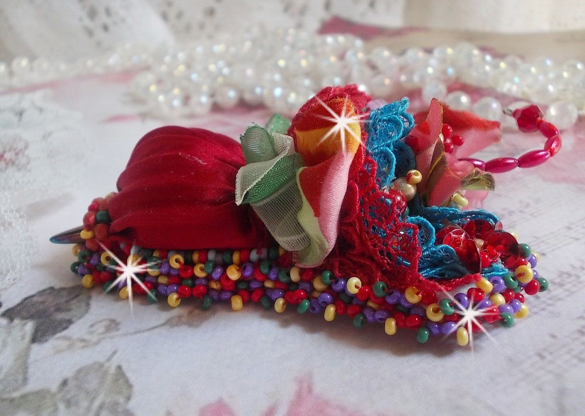 Ruby Umbrella Broche geborduurd met Rood zijden lint, Swarovski kristallen, Lucite bloemen, Boheemse glaskralen en rocailles.