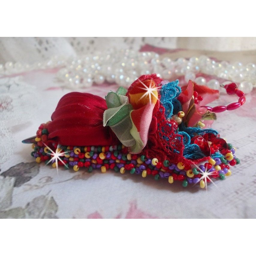 Ruby Umbrella Broche geborduurd met Rood zijden lint, Swarovski kristallen, Lucite bloemen, Boheemse glaskralen en rocailles.
