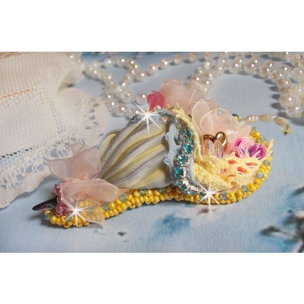Bloemparaplu broche geborduurd met Grijs/Geel zijden lint, Swarovski kristallen, Lucite bloemen, Parelmoer kralen, kant en rocailles.
