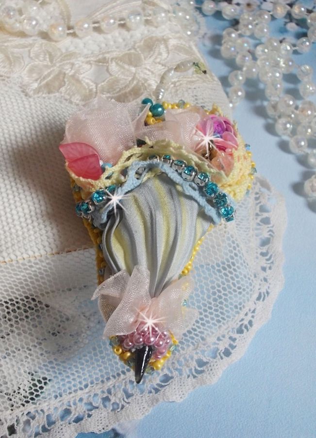Bloemparaplu broche geborduurd met Grijs/Geel zijden lint, Swarovski kristallen, Lucite bloemen, Parelmoer kralen, kant en rocailles.
