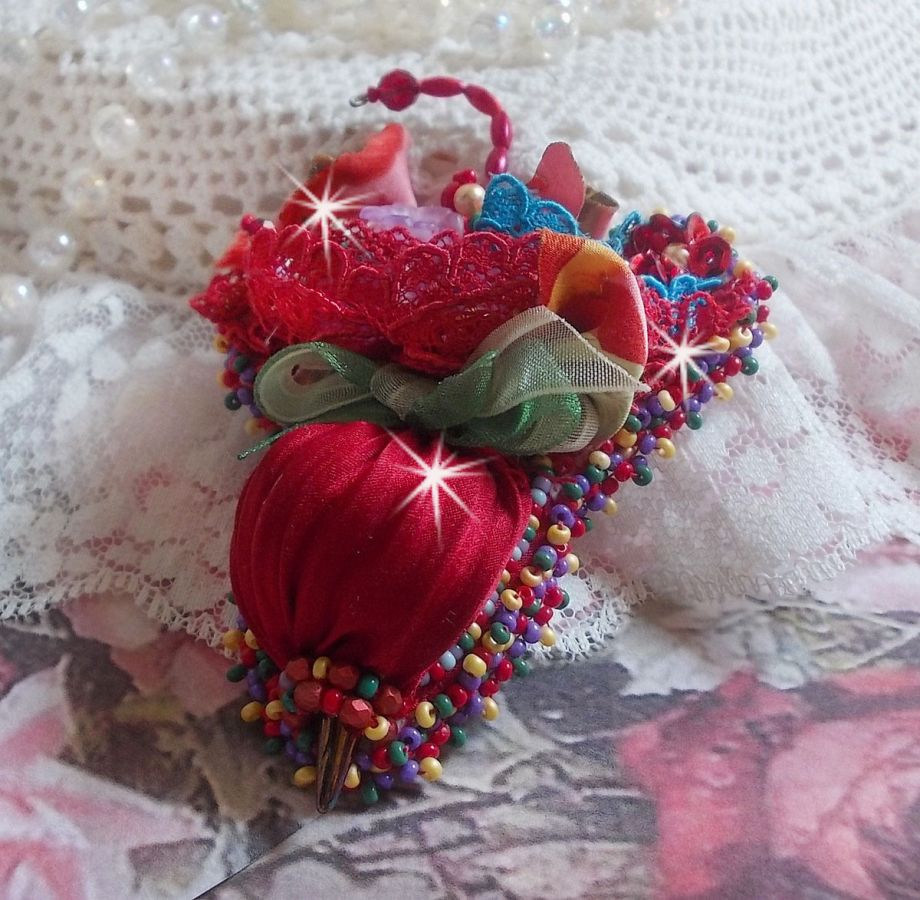 Ruby Umbrella Broche geborduurd met Rood zijden lint, Swarovski kristallen, Lucite bloemen, Boheemse glaskralen en rocailles.
