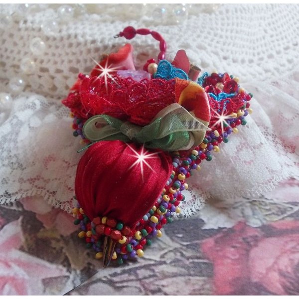 Ruby Umbrella Broche geborduurd met Rood zijden lint, Swarovski kristallen, Lucite bloemen, Boheemse glaskralen en rocailles.