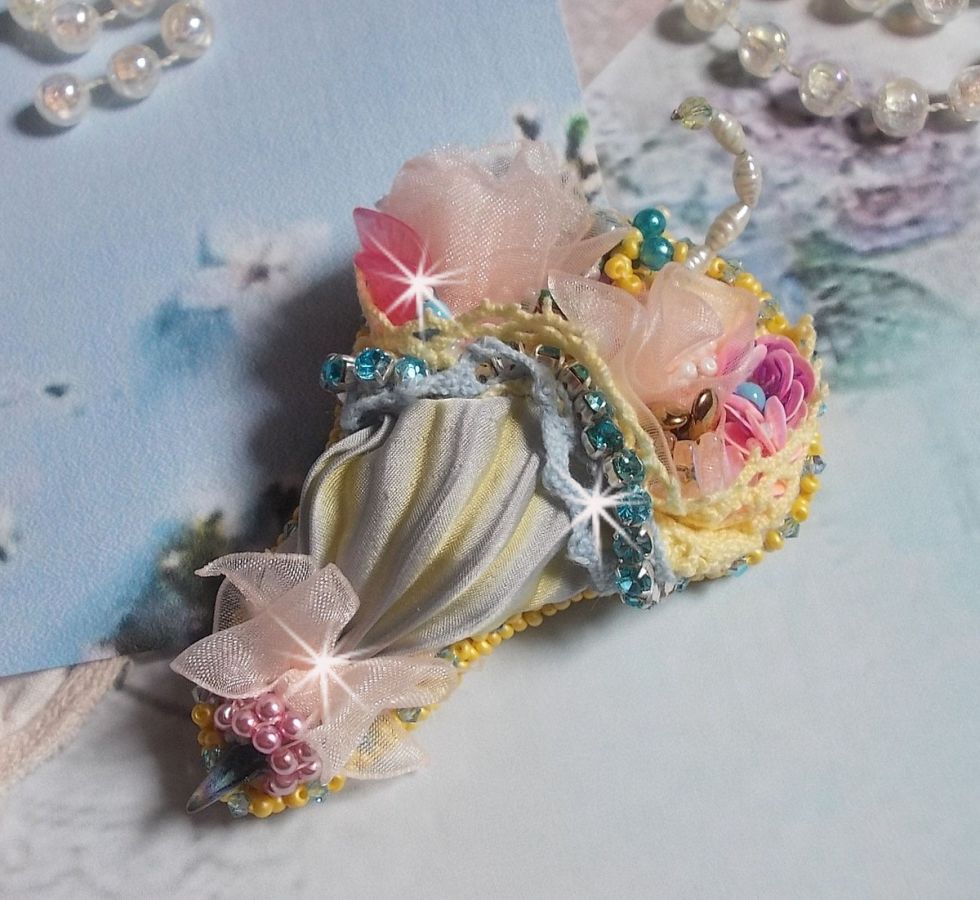 Bloemparaplu broche geborduurd met Grijs/Geel zijden lint, Swarovski kristallen, Lucite bloemen, Parelmoer kralen, kant en rocailles.