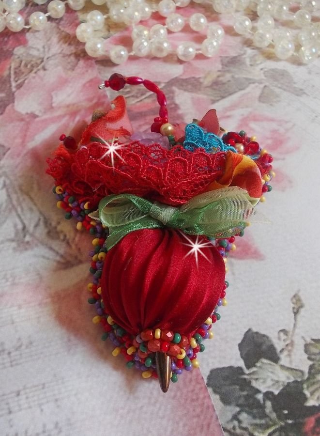 Ruby Umbrella Broche geborduurd met Rood zijden lint, Swarovski kristallen, Lucite bloemen, Boheemse glaskralen en rocailles.