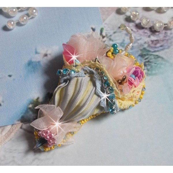Bloemparaplu broche geborduurd met Grijs/Geel zijden lint, Swarovski kristallen, Lucite bloemen, Parelmoer kralen, kant en rocailles.