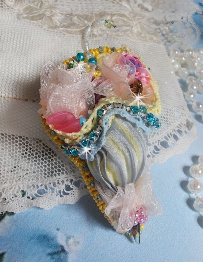 Bloemparaplu broche geborduurd met Grijs/Geel zijden lint, Swarovski kristallen, Lucite bloemen, Parelmoer kralen, kant en rocailles.
