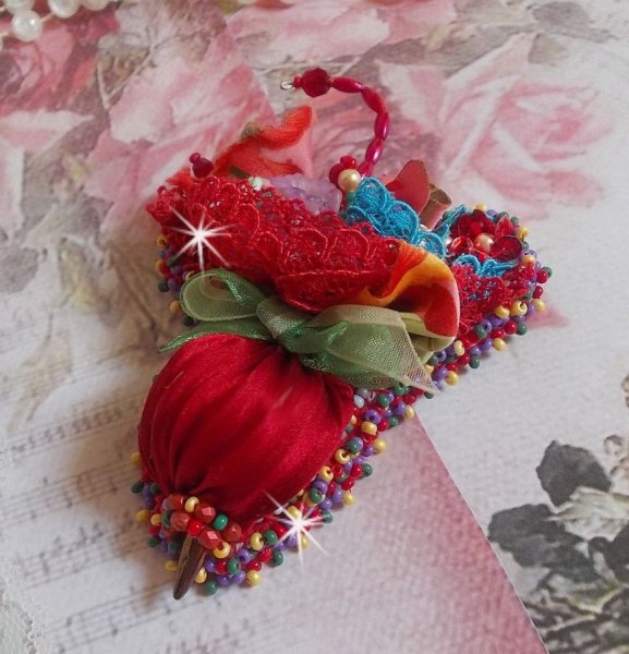 Ruby Umbrella Broche geborduurd met Rood zijden lint, Swarovski kristallen, Lucite bloemen, Boheemse glaskralen en rocailles.