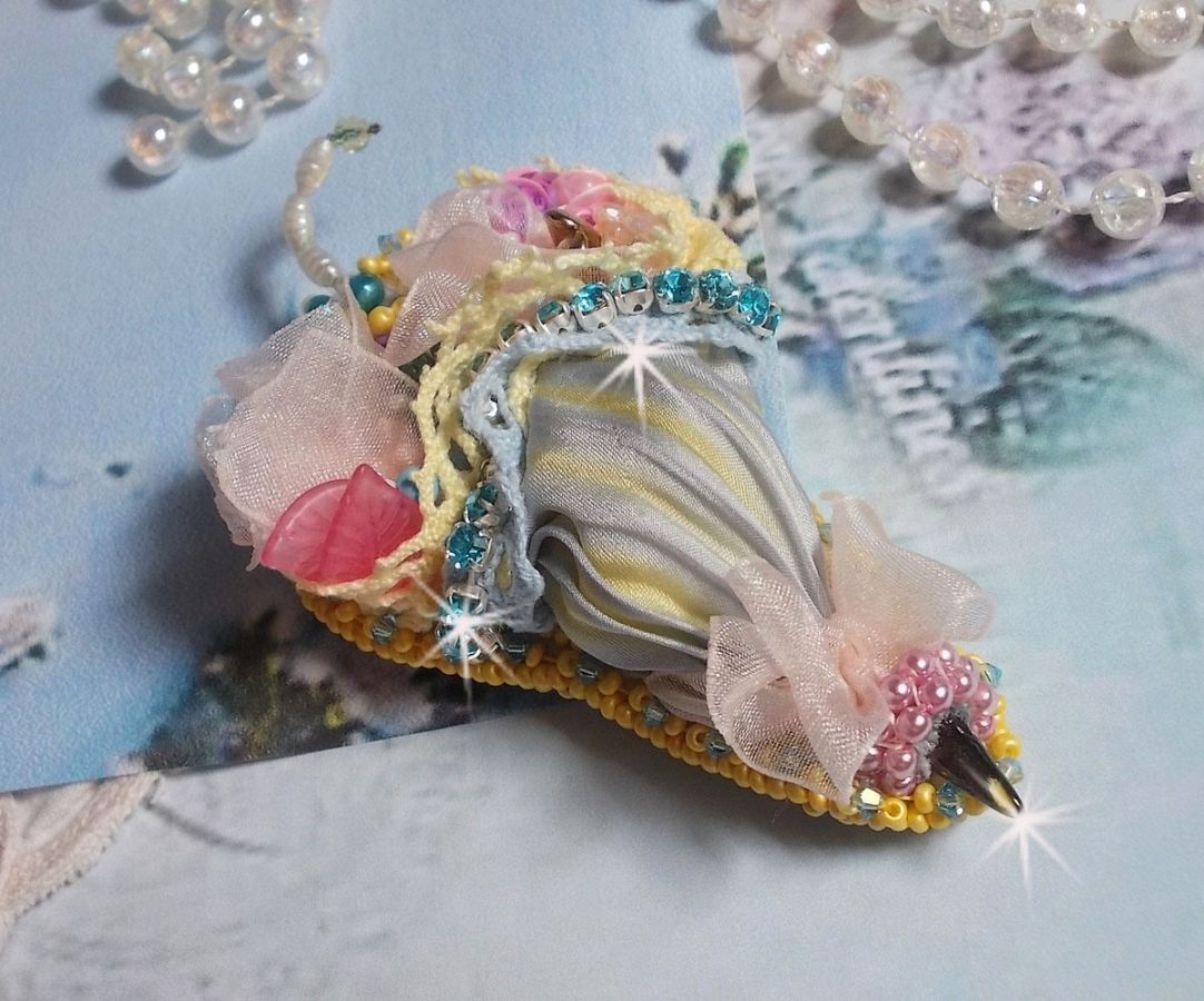 Bloemparaplu broche geborduurd met Grijs/Geel zijden lint, Swarovski kristallen, Lucite bloemen, Parelmoer kralen, kant en rocailles.