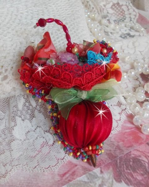 Ruby Umbrella Broche geborduurd met Rood zijden lint, Swarovski kristallen, Lucite bloemen, Boheemse glaskralen en rocailles.