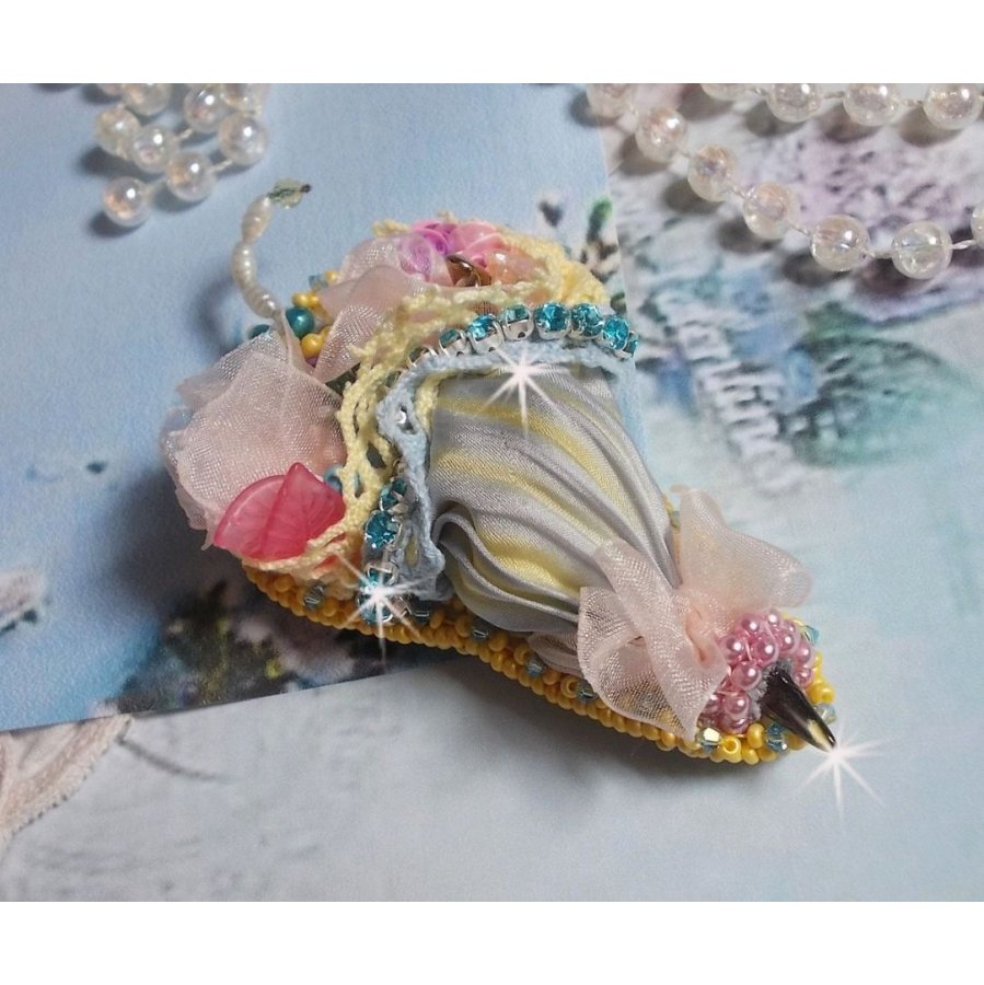 Bloemparaplu broche geborduurd met Grijs/Geel zijden lint, Swarovski kristallen, Lucite bloemen, Parelmoer kralen, kant en rocailles.