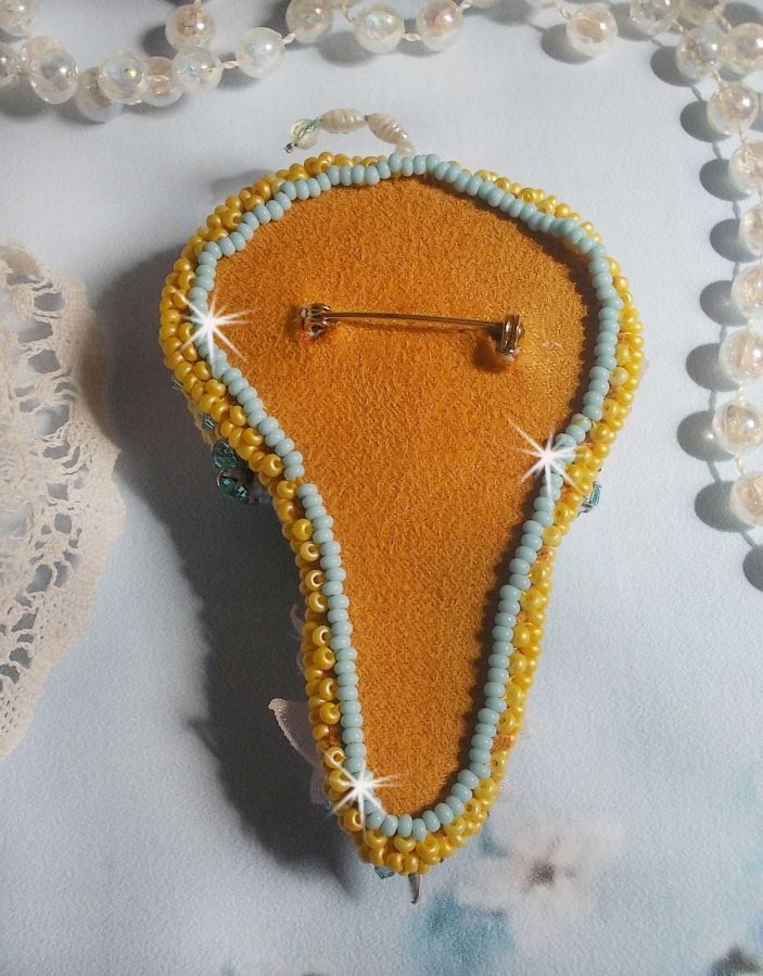 Bloemparaplu broche geborduurd met Grijs/Geel zijden lint, Swarovski kristallen, Lucite bloemen, Parelmoer kralen, kant en rocailles.
