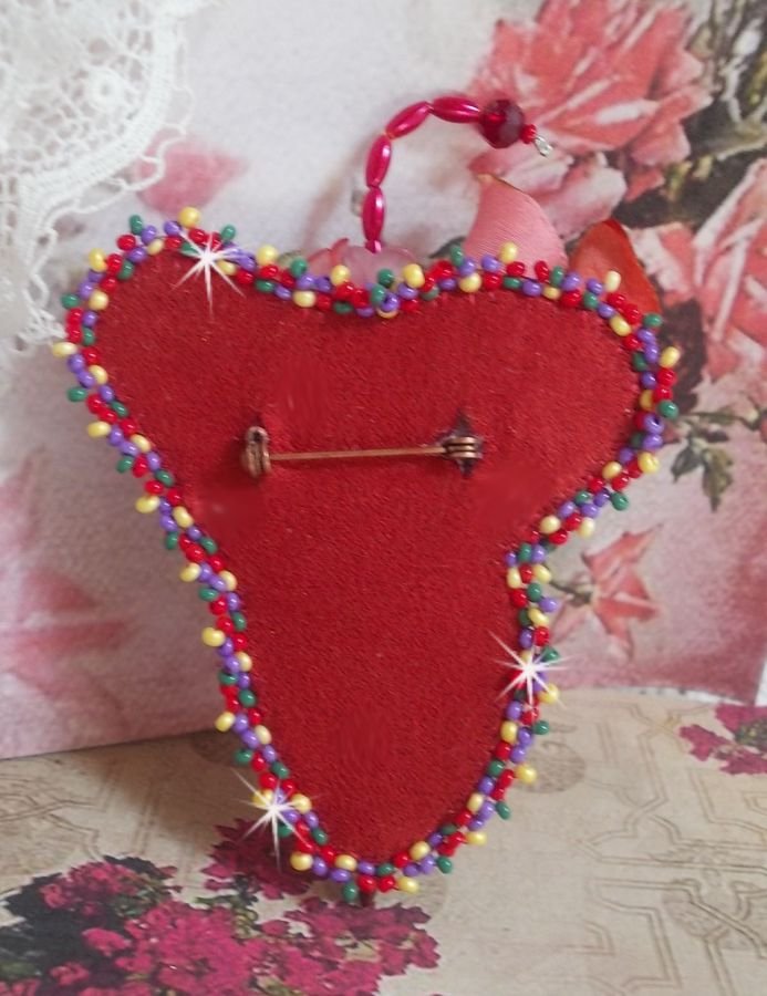 Ruby Umbrella Broche geborduurd met Rood zijden lint, Swarovski kristallen, Lucite bloemen, Boheemse glaskralen en rocailles.