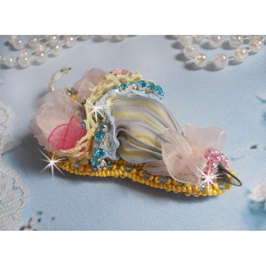 Bloemparaplu broche geborduurd met Grijs/Geel zijden lint, Swarovski kristallen, Lucite bloemen, Parelmoer kralen, kant en rocailles.