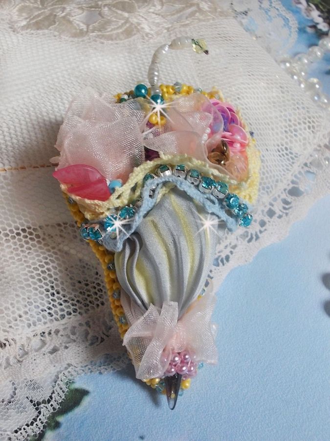 Bloemparaplu broche geborduurd met Grijs/Geel zijden lint, Swarovski kristallen, Lucite bloemen, Parelmoer kralen, kant en rocailles.