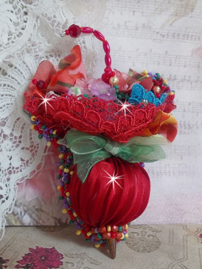 Ruby Umbrella Broche geborduurd met Rood zijden lint, Swarovski kristallen, Lucite bloemen, Boheemse glaskralen en rocailles.