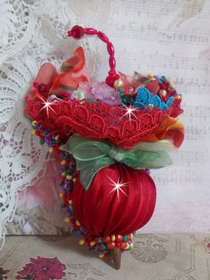 Ruby Umbrella Broche geborduurd met Rood zijden lint, Swarovski kristallen, Lucite bloemen, Boheemse glaskralen en rocailles.