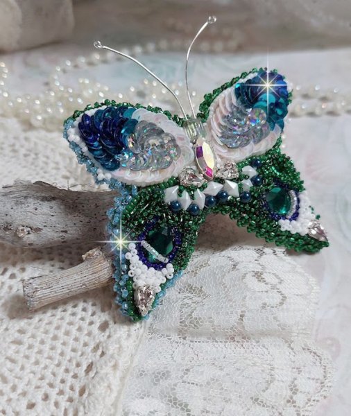 Broche Papillon Clair de Lune Lune brod&eacute;e avec des cristaux, sequins et rocailles