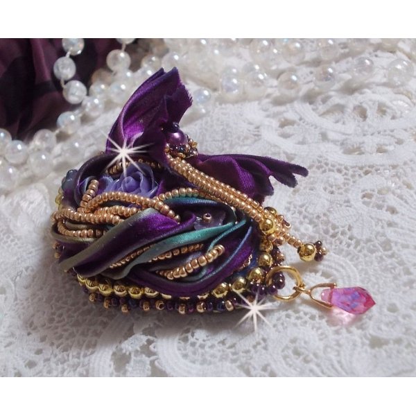 Broche La Passionn&eacute;e de Venise brod&eacute;e avec un ruban de soie Purple, une rose en r&eacute;sine mauve et des rocailles Miyuki