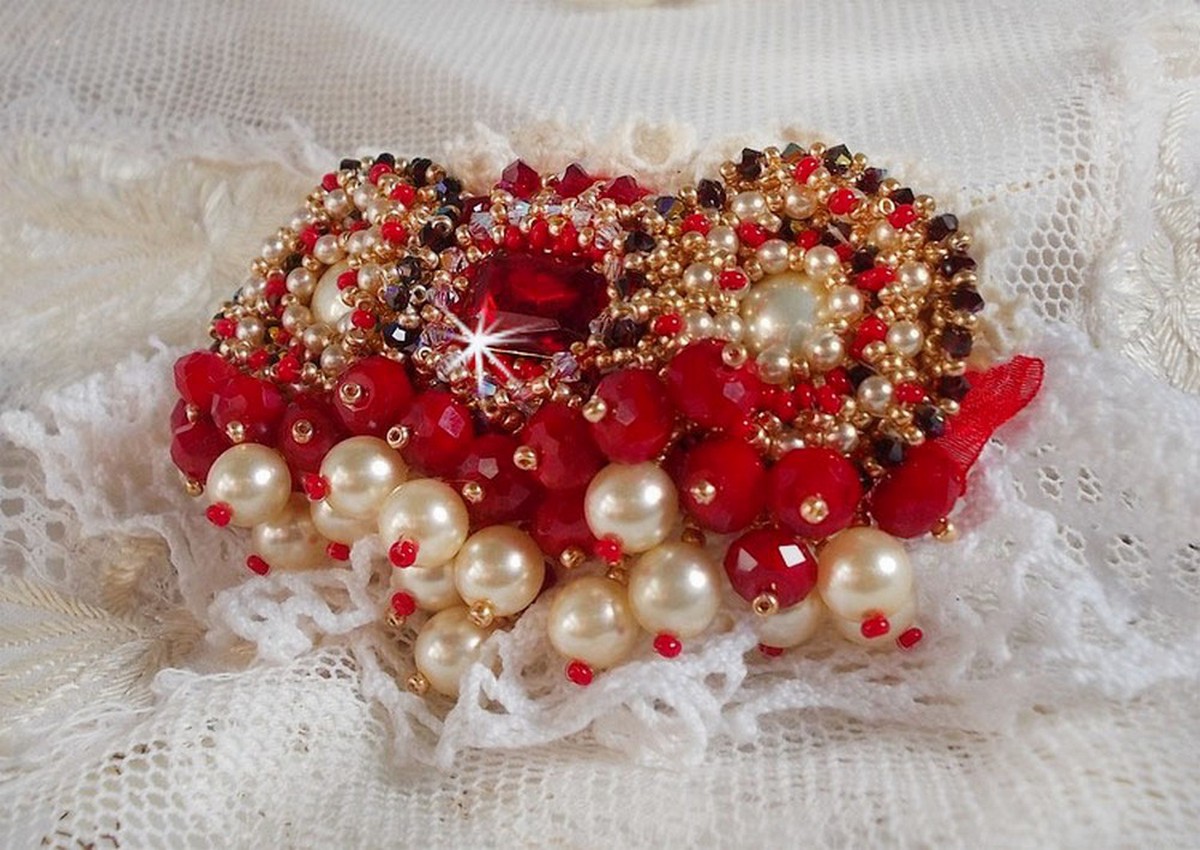 Ruby broche geborduurd met een 1960's bohemian glas cabochon, parels, Swarovski kristallen en rocailles.