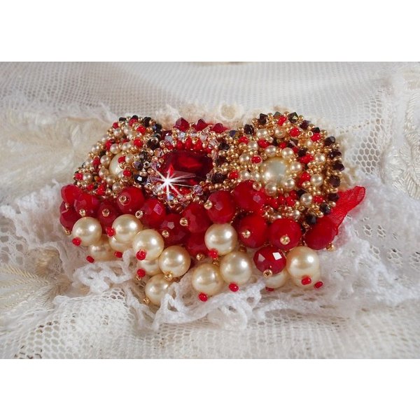 Ruby broche geborduurd met een 1960's bohemian glas cabochon, parels, Swarovski kristallen en rocailles.