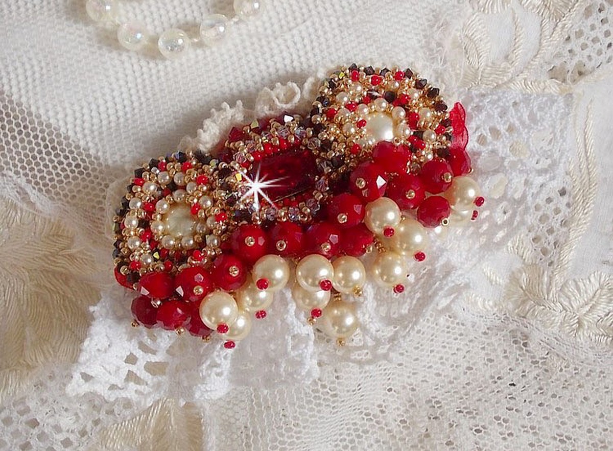 Ruby broche geborduurd met een 1960's bohemian glas cabochon, parels, Swarovski kristallen en rocailles.