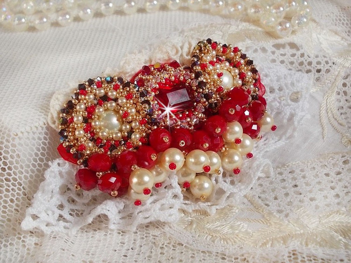 Ruby broche geborduurd met een 1960's bohemian glas cabochon, parels, Swarovski kristallen en rocailles.