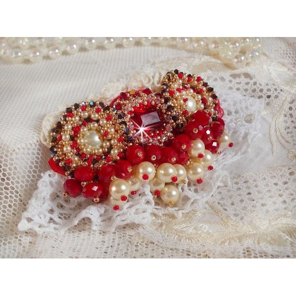 Ruby broche geborduurd met een 1960's bohemian glas cabochon, parels, Swarovski kristallen en rocailles.