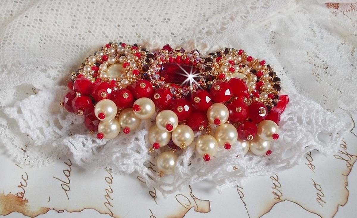 Ruby broche geborduurd met een 1960's bohemian glas cabochon, parels, Swarovski kristallen en rocailles.