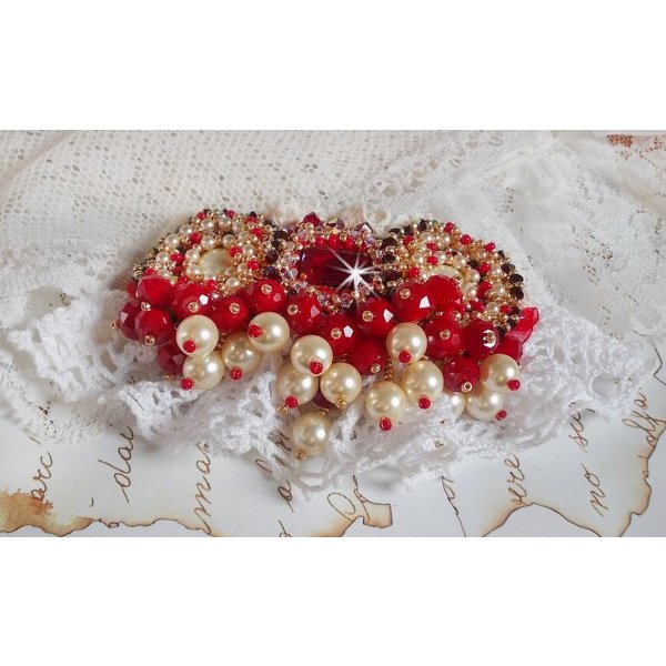 Ruby broche geborduurd met een 1960's bohemian glas cabochon, parels, Swarovski kristallen en rocailles.