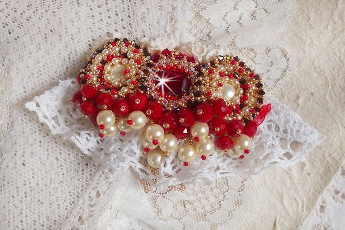 Ruby broche geborduurd met een 1960's bohemian glas cabochon, parels, Swarovski kristallen en rocailles.