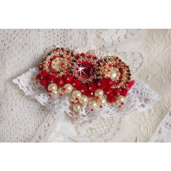 Ruby broche geborduurd met een 1960's bohemian glas cabochon, parels, Swarovski kristallen en rocailles.