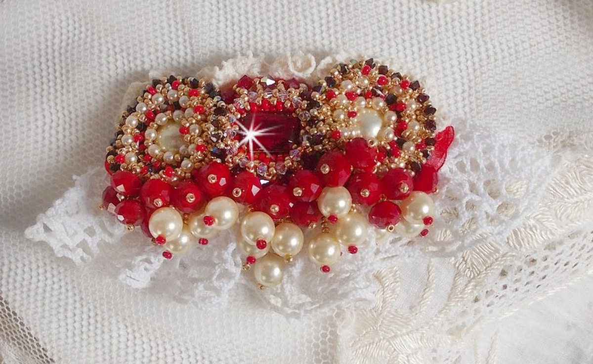 Ruby broche geborduurd met een 1960's bohemian glas cabochon, parels, Swarovski kristallen en rocailles.