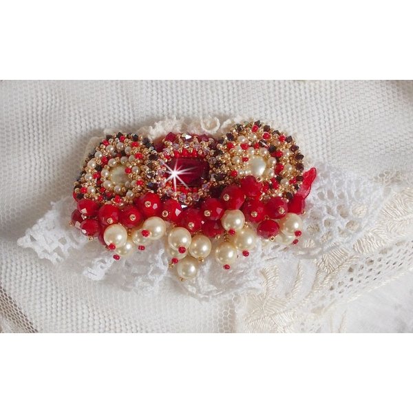 Ruby broche geborduurd met een 1960's bohemian glas cabochon, parels, Swarovski kristallen en rocailles.